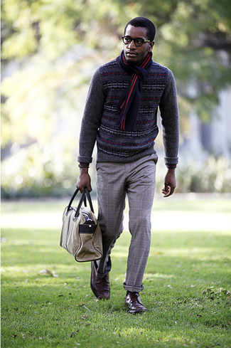 Comment porter un pull à col rond en jacquard gris foncé