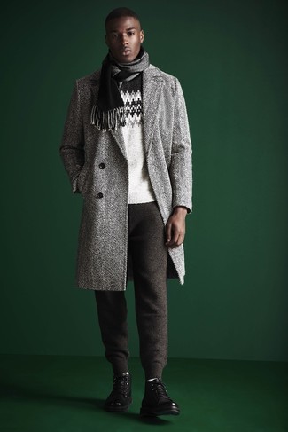Comment porter un pull à col rond en jacquard gris foncé