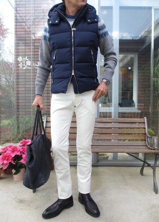 Comment porter un pull à col rond en jacquard gris foncé quand il fait chaud