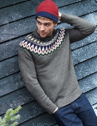 Comment porter un pull à col rond en jacquard gris foncé quand il fait chaud