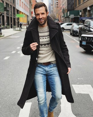 Comment porter un pull à col rond en jacquard gris foncé