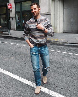 Comment porter un pull à col rond en jacquard gris foncé quand il fait chaud