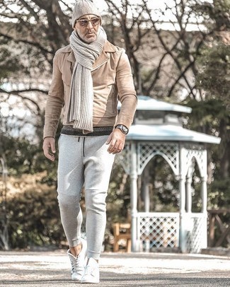 Comment porter un pull à col rond en jacquard gris foncé