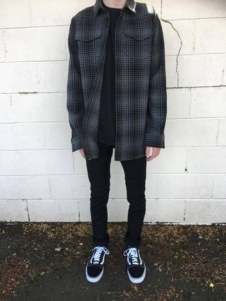Comment porter une veste-chemise en flanelle gris foncé