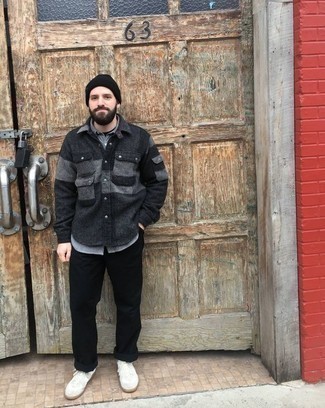 Comment porter une veste-chemise en flanelle gris foncé