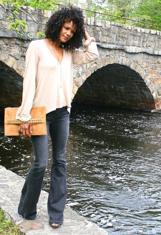 Comment porter un jean flare gris foncé