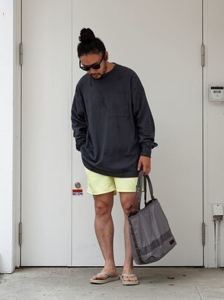 Comment porter des tongs gris foncé quand il fait chaud
