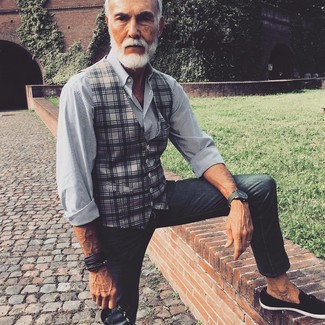 Un gilet à porter avec un jean gris foncé