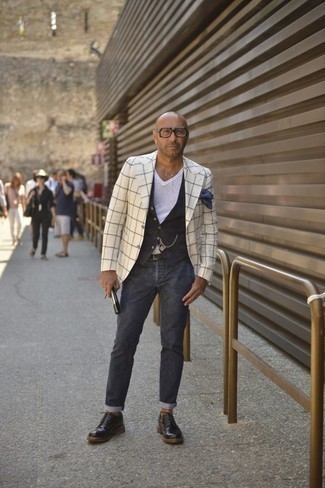 Un gilet à porter avec un jean gris foncé
