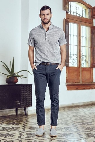 Comment porter des slippers gris foncé