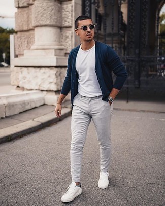 Comment porter des chaussettes invisibles gris foncé
