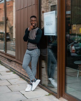 Comment porter des chaussettes invisibles gris foncé