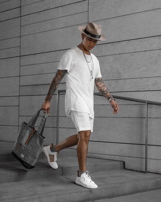 Comment porter des chaussettes invisibles gris foncé