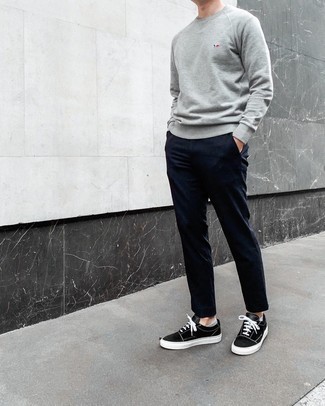 Comment porter des chaussettes invisibles gris foncé