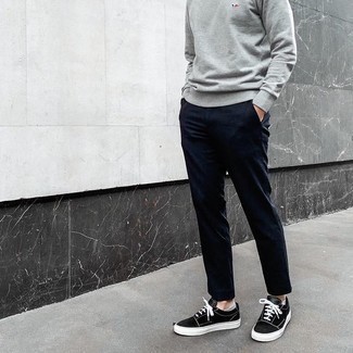 Comment porter des chaussettes invisibles gris foncé