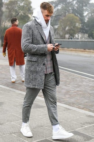 Comment porter un blazer croisé écossais gris foncé