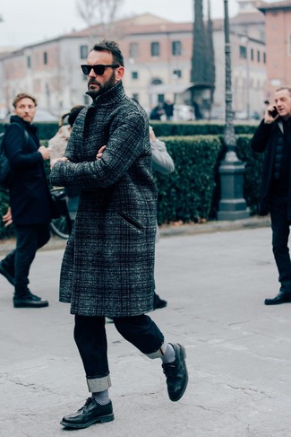 Comment porter un pardessus écossais gris foncé en automne