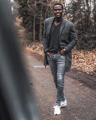 Comment porter un pardessus écossais gris foncé pour un style relax