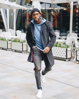 Comment porter un pardessus écossais gris foncé pour un style relax