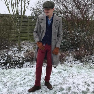 Comment porter un pardessus écossais gris foncé en hiver