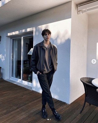 Comment porter un polo gris foncé en automne