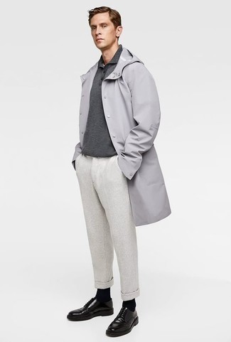 Comment porter un polo gris foncé en automne