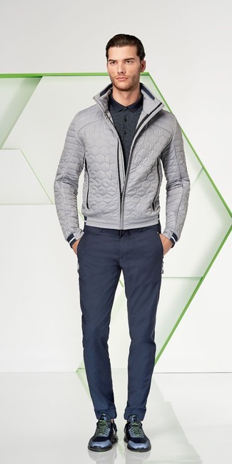 Comment porter un polo gris foncé en automne