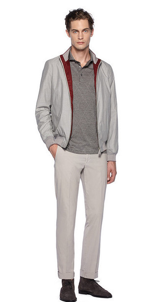 Comment porter un polo gris foncé en automne