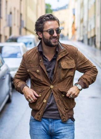 Comment porter un polo gris foncé en automne