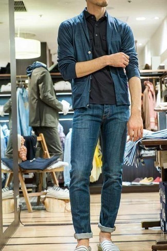 Comment porter un polo gris foncé en automne