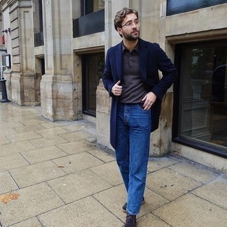 Comment porter un polo gris foncé en automne