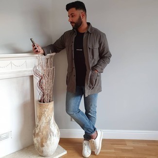 Comment porter une veste-chemise gris foncé