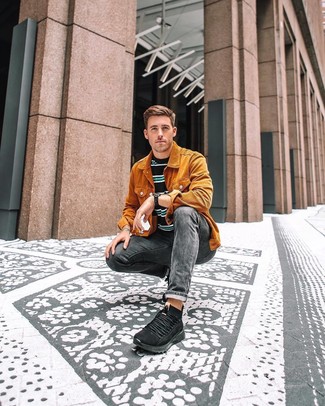 Comment porter un jean skinny gris foncé avec un t-shirt à col rond à rayures horizontales noir