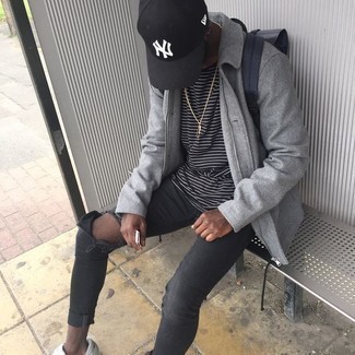Comment porter un jean skinny gris foncé avec un t-shirt à col rond à rayures horizontales noir