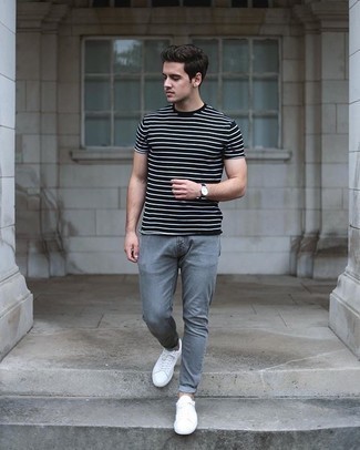 Comment porter un jean skinny gris foncé avec un t-shirt à col rond à rayures horizontales noir