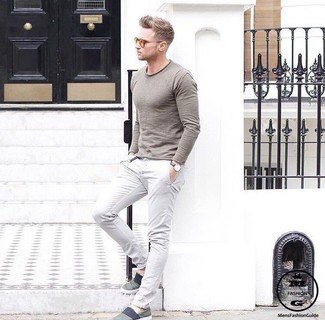Comment porter des baskets gris foncé au printemps