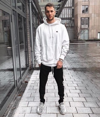 Comment porter des baskets gris foncé au printemps
