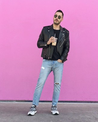 Comment porter des baskets gris foncé au printemps
