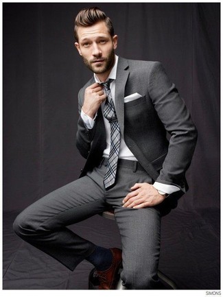 Comment porter un costume gris foncé