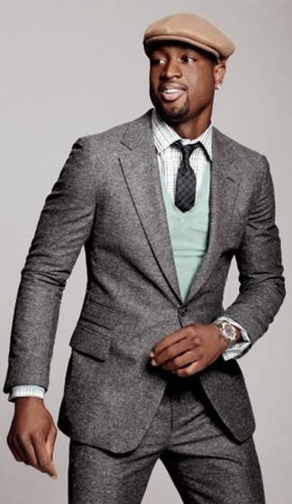 Comment porter un costume gris foncé pour un style chic decontractés quand il fait frais