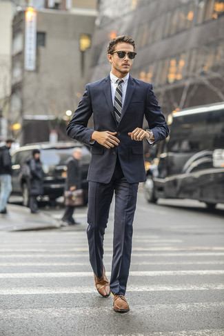 Comment porter un costume gris foncé