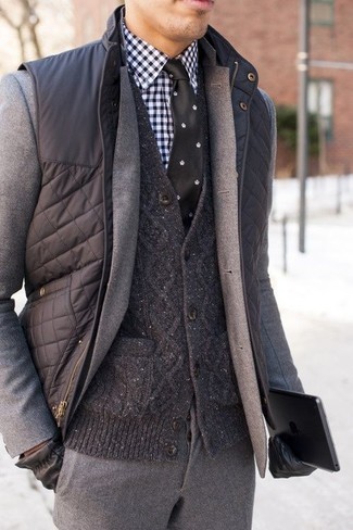 Comment porter un costume gris foncé pour un style chic decontractés quand il fait frais