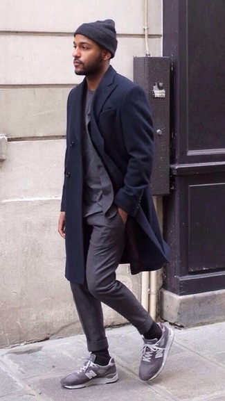 Comment porter un costume gris foncé pour un style chic decontractés quand il fait frais