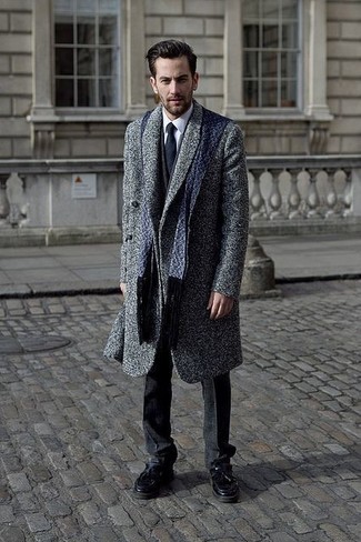 Comment porter un costume gris foncé quand il fait frais