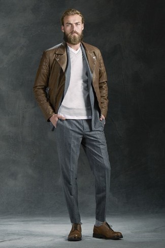 Comment porter un costume gris foncé pour un style chic decontractés quand il fait frais