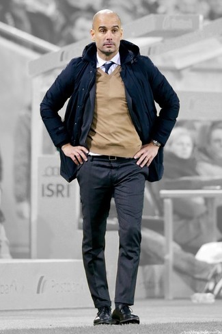Comment porter un costume gris foncé pour un style chic decontractés quand il fait frais