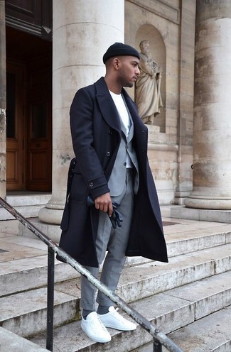 Comment porter un costume gris foncé pour un style chic decontractés quand il fait frais