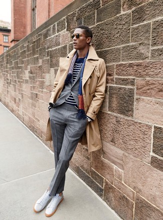 Comment porter un costume gris foncé pour un style chic decontractés quand il fait frais