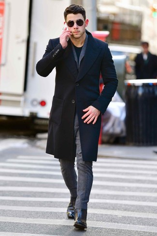 Comment porter un costume gris foncé pour un style chic decontractés quand il fait frais