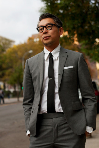 Comment porter un costume gris foncé